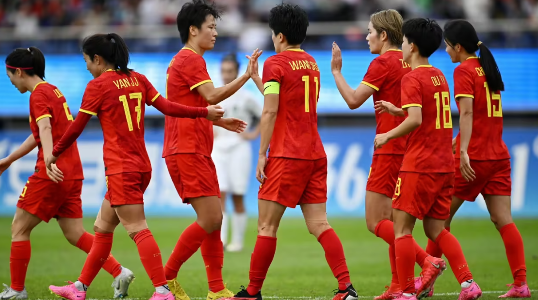 国内女足联赛激烈对决赢得观众欢呼
