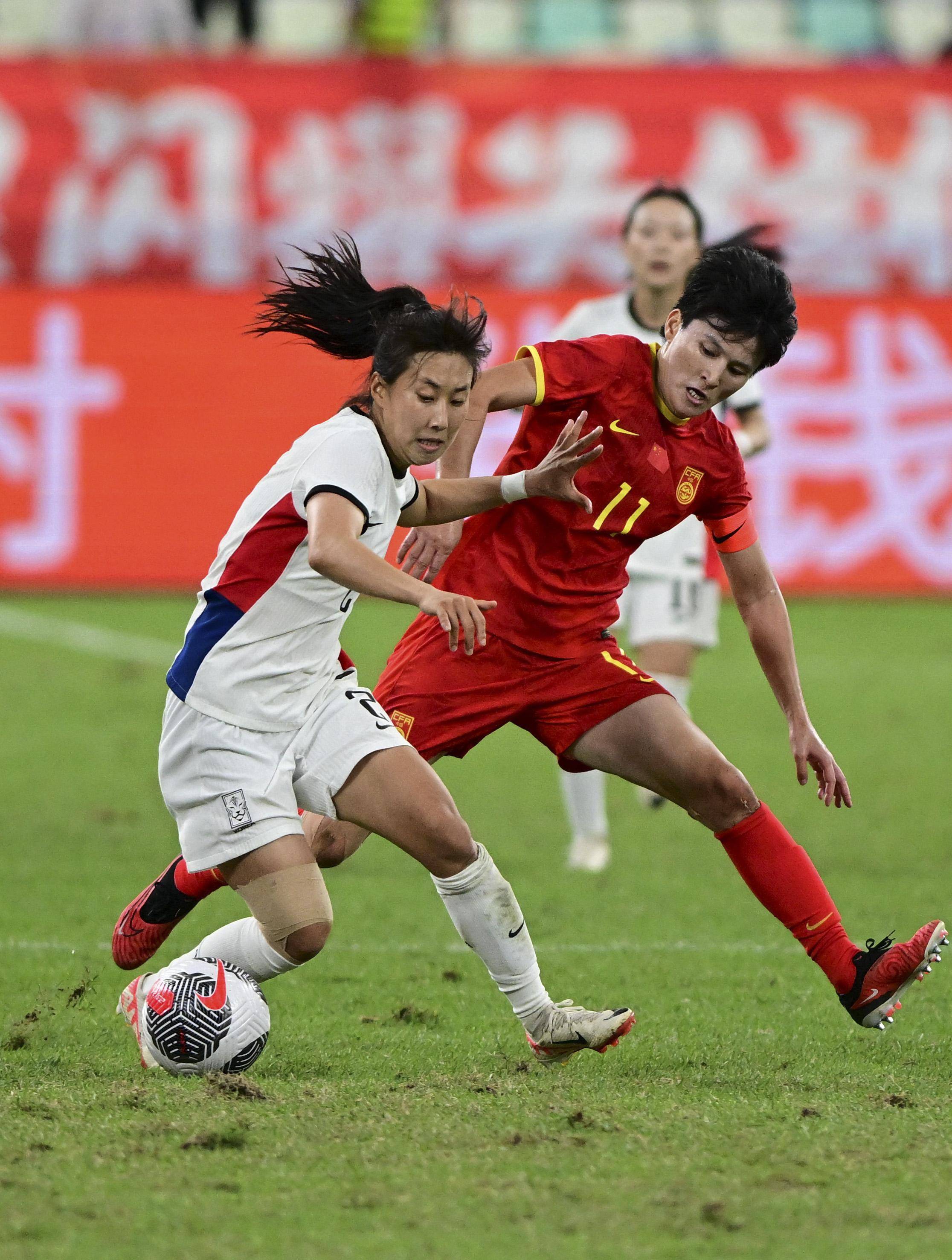 中国女足队员奋力拼搏，成功战胜对手