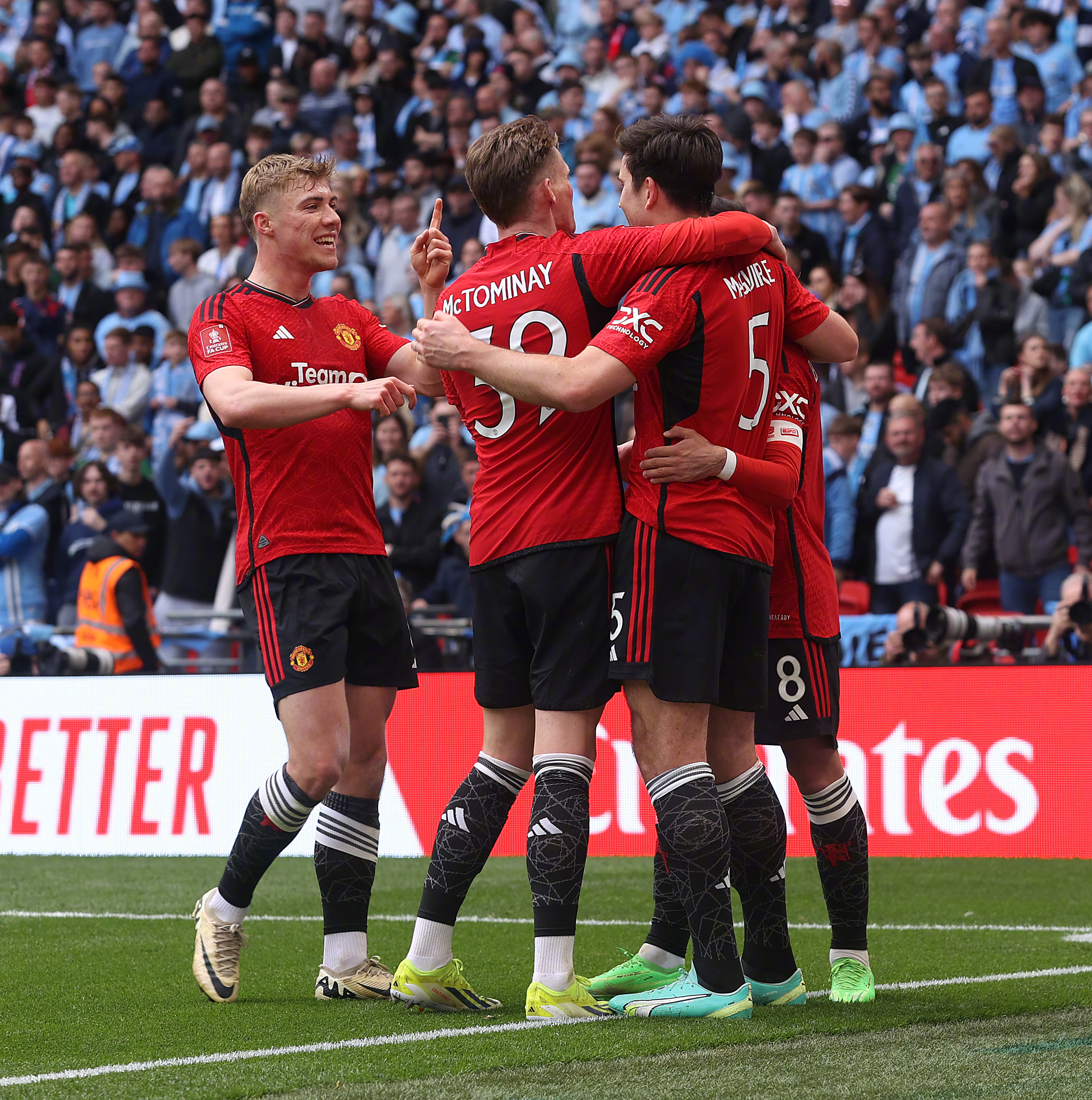 英格兰全队配合默契，携手晋级欧洲杯决赛