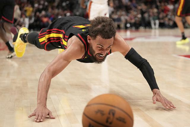 包含老鹰队大胜雄鹿队，特雷-杨爆砍35分的词条