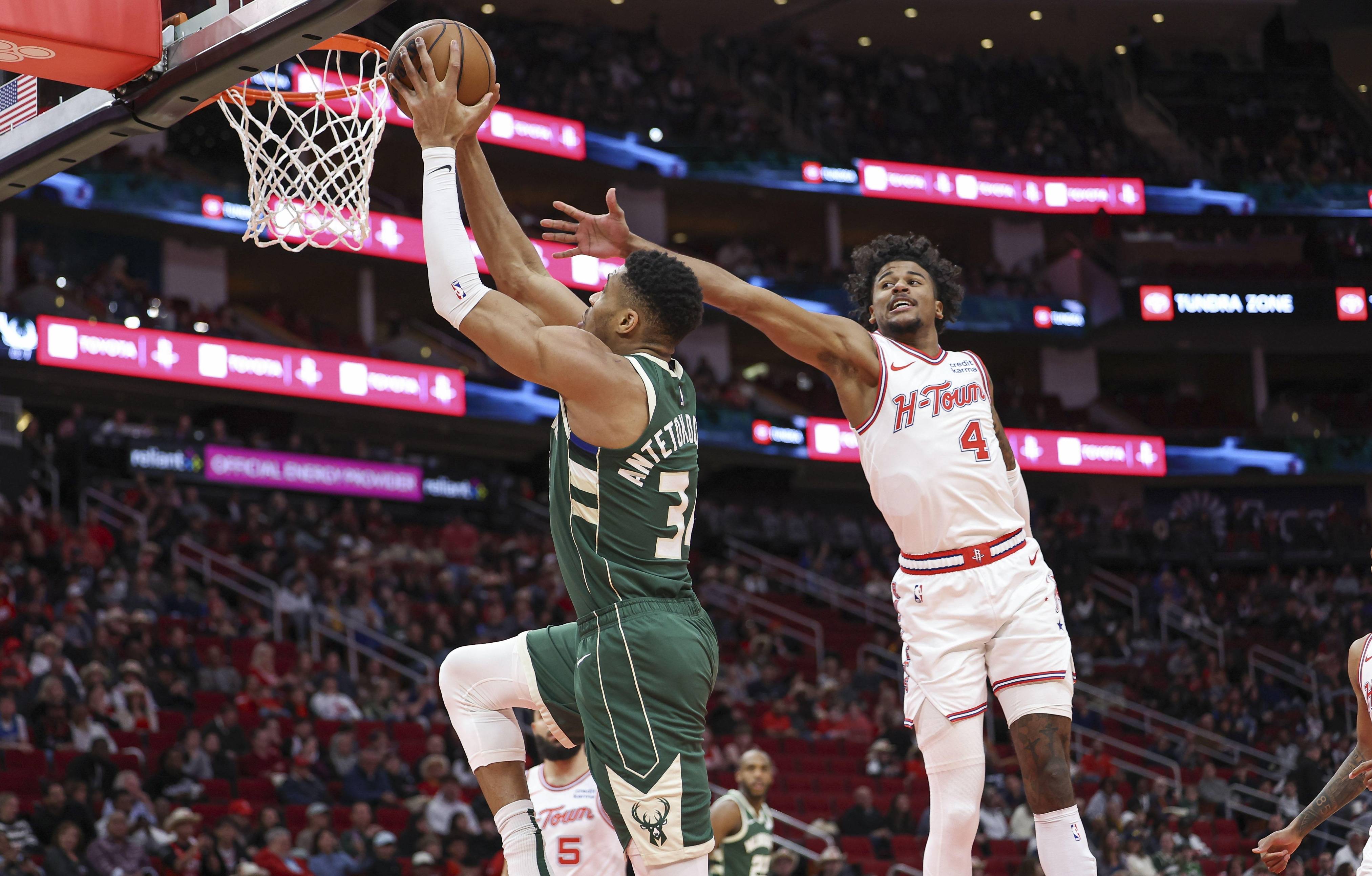 雄鹿遭遇落败鹈鹕反击