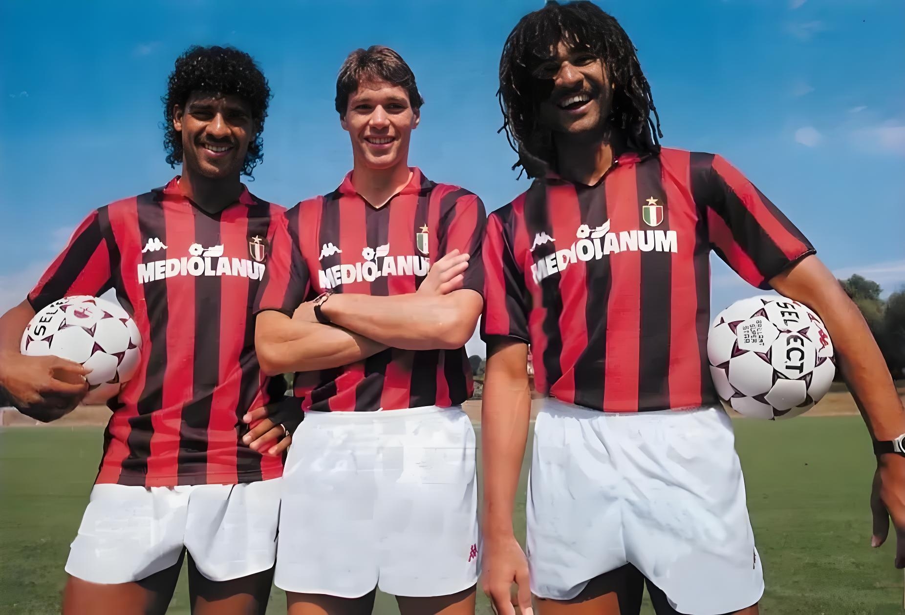 开云体育app-足球巨星们的集结，赛场上的豪杰传奇！