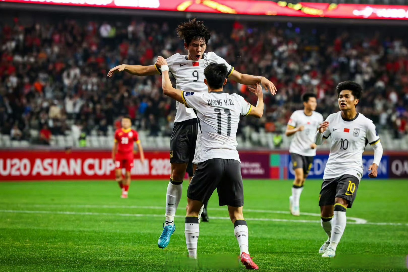 亚洲足球冠军杯赛场上惊险连连