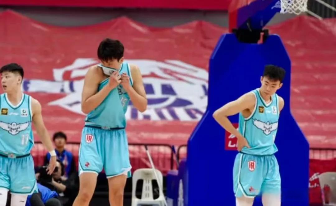 南京男篮在场上打出精彩比赛，实现大胜