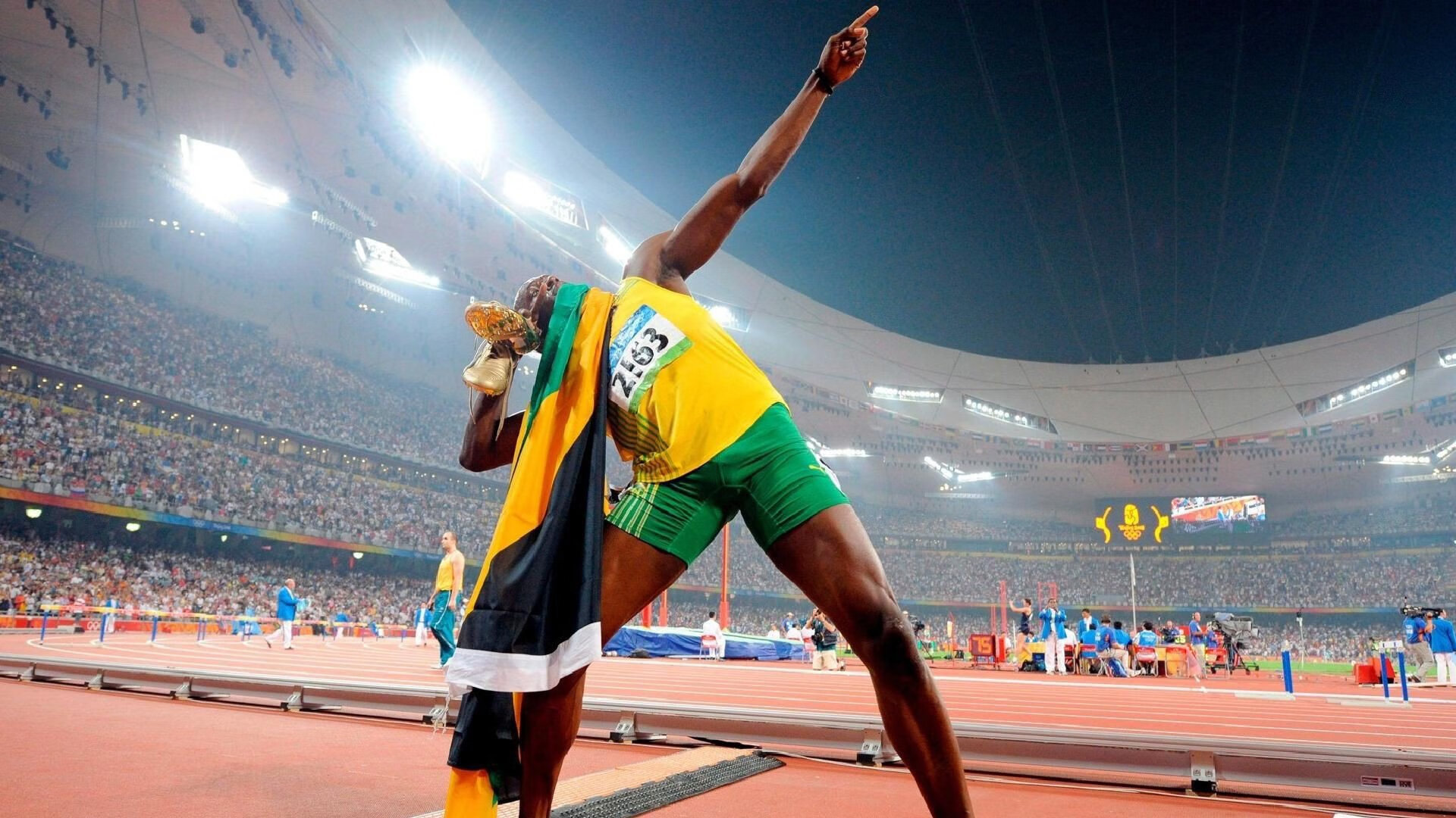 引擎嘶吼与终场哨音，当布克在红色区域接管比赛