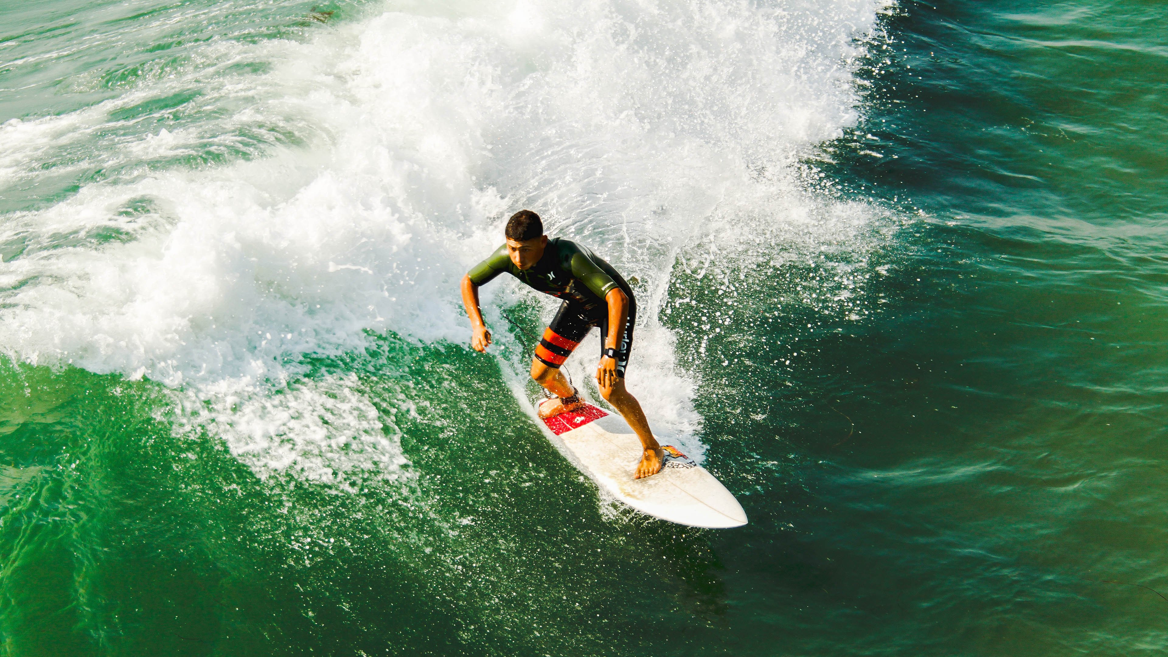 暗红魅影,福克斯点燃洛杉矶夜空,照亮步行者逆袭之路